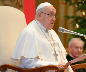 Papa Francisco continúa crítico, pero sigue trabajando y bromeando: Vaticano